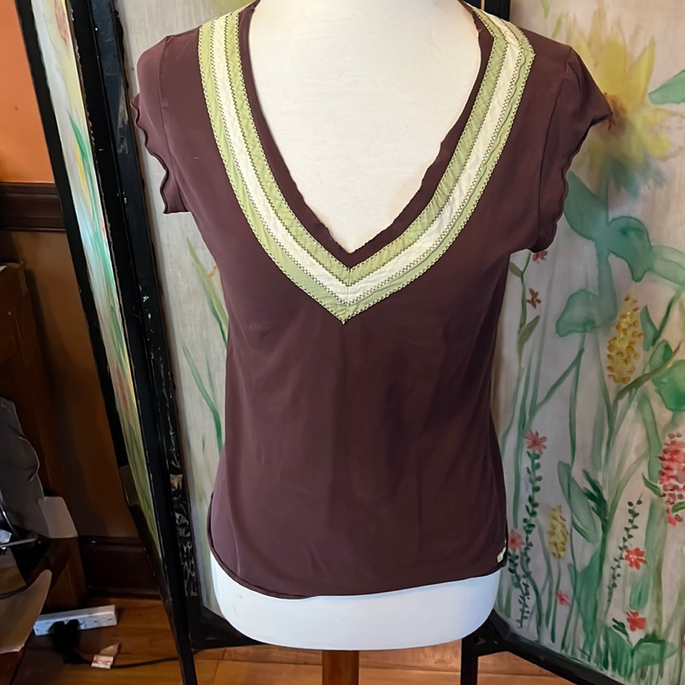 American Eagle Cute stretchy v neck t-shirt